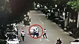 男子情绪失控冲向马路欲撞车！民警5秒抱摔救人 监拍惊险瞬间