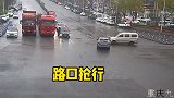 交通事故录路口抢行连撞四车，打开雨刮以示尊重