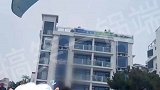 男子景区内擅自玩滑翔伞，被警告后大喊：下不来了