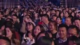 郭德纲介绍于谦太欢乐，包袱一个接着一个，全场爆笑
