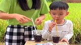 妈妈和儿子比赛喝饮料，眼看儿子的饮料喝完了，自己的却没少