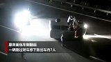 面包车高速侧翻又遭追尾 火星四射交警却发现车内无人