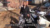 媳妇给公公买一套衣服，公公拿出皮鞋配上试效果，媳妇：真帅气