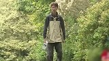 路人看到男子被绊到了，纷纷抬脚走，还是外国人会玩啊！