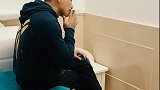 女主人不让男主人在房间抽烟，接下来金毛的动作打脸男主人！