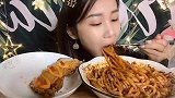 美女吃大手枪鸡腿，咀嚼声音真解压，配上一碗面简直是人间美味