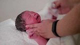 伟大的母亲在家分娩，孩子出生后粉嫩可爱，称重方式很原始