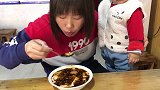 幸福的日常，早晨带娃喝豆腐，中午家庭聚餐吃火锅，好好享受生活