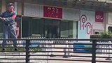大爷街头挥舞五星红旗高喊，永远不要忘记