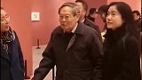 97岁杨振宁与43岁翁帆合体看画展，两人牵手热聊感情超好