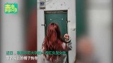 有创意！女大学生在寝室用拖把表演转场秀