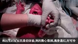 刚出生的宝宝洗澡初体验，哭的撕心裂肺，满身通红，好可伶