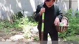 大老板回家接母亲，却发现生病母亲被嫂子推到在地，结局真解气！