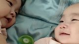 双胞胎兄弟个月了，每天醒来都会这样，看得心里暖暖的！