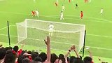 实拍韩鹏飞硬抗巴林后卫 王子铭高速突破造点球