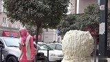 雪人恶作剧，藏在雪人模型内捉弄路人，美女被吓惨了