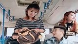 搞笑：美女的包拉链开了，男子表情亮了