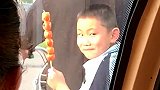 山东聊城：幸福很简单！小男孩拿着糖葫芦故意显摆逗路人