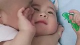 这就是手足情深，不让亲都不行，眼前这一幕笑死我了