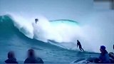 震撼！吃人巨浪来袭 看极限冲浪高手如何玩转大海