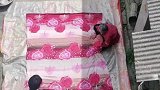 母亲在院子里缝被子