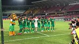 京“狮”巴坎布谢场互动 喂水不用瓶子改用盆