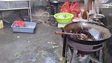 实拍食堂大厨用大铁锅炒大白菜，这技术？看看师傅做的怎么样？