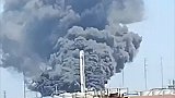 现场曝光！葫芦岛龙港一化工厂突发火灾已致2死 现场浓烟滚滚