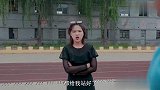 学生比赛跑步，一个用狗刨式，一个用蝎子摆尾，太逗了