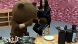 网红熊总是调皮捣蛋，可爱的小姐姐们，都快要对它无语了！