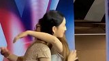 丫丫和自己的女粉丝拥抱，女粉丝对女神很小心翼翼，生怕眼前这一