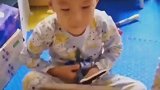 爸爸给双胞胎儿子买两双不同款新鞋，防止打架，一人一只