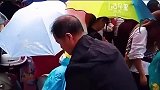 劳斯莱斯雨伞，拿着万级的雨伞接孩子放学，没想到被秒杀