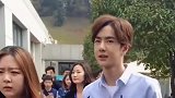 王一博在街头被怼脸拍，素颜状态下仍然帅气，不得不爱啊