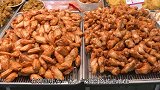世界最有名的炸鸡是韩国炸鸡，整只鸡直接下锅炸，光是看着就过瘾