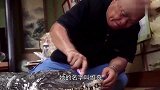 女子把鳄鱼当成了宠物养，丈夫抱的怨被无视，决定为鳄鱼休夫
