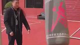 大哥打沙包结果反被戏耍，但凡失误一下都能打到沙包
