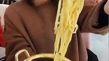 端着小锅吃清汤拉面，荤素搭配，瞧妹子吃的那叫一个香