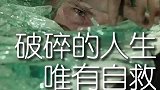 外国小伙被600公斤的碎玻璃淹没，没想到最后竟毫发无伤的走出来！