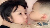 宝宝睡个觉都这么黏妈妈，妈妈不敢动，怕他醒！