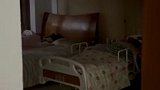 “你好好的啊”“明儿见”两位老人晚上睡前“甜蜜互动”，简单的问候看哭网友