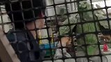 假面骑士铠武：紘汰被怪物逼到死路，按下开关准备变身！