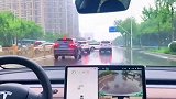 下雨天开特斯拉是什么感觉！