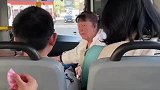 当俄罗斯公交车坐满中国人，大妈：这是上车了还是出国了