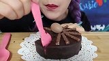美女试吃超浓厚巧克力蛋糕
