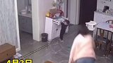 浙江杭州一个宝宝在家里玩耍时拉倒柜子，妈妈瞬间一跃而起接住柜子，化险为夷！网友：妈妈都是超人