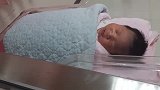 隔着观察室玻璃拍出生第二天的宝宝,看得到摸不到,为父好着急啊