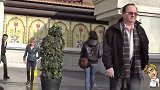 故意伪装成树人恶搞路人，路人非常惊讶