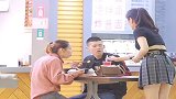 餐厅整蛊路人，美女突然送了瓶饮料给小哥，原来是想蹭饭吃，脸皮