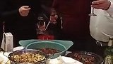 这位大哥喝酒一点也不耿直